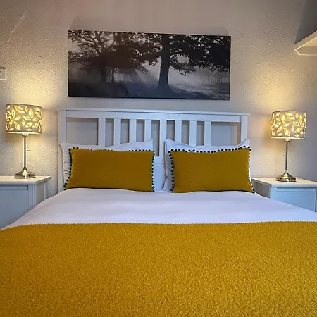 Comfy Within Wall, 10 Mins Walk To Centre, Attractions & Railway Station Holiday home *