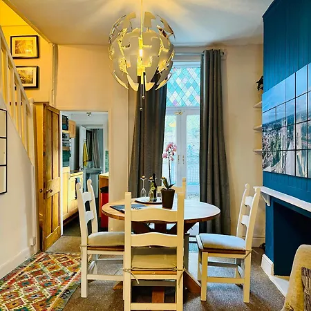 Comfy Within Wall, 10 Mins Walk To Centre, Attractions & Railway Station *