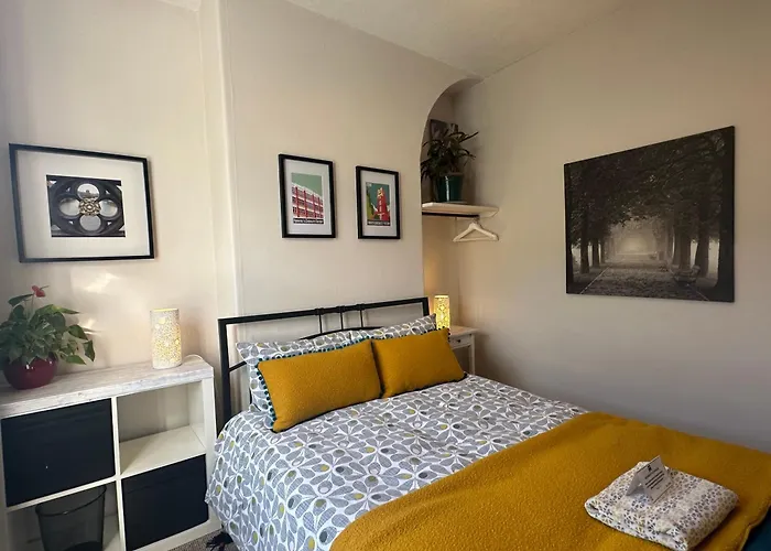 Comfy Within Wall, 10 Mins Walk To Centre, Attractions & Railway Station *