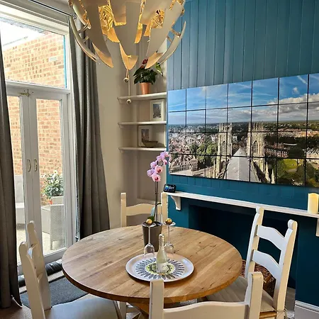 Comfy Within Wall, 10 Mins Walk To Centre, Attractions & Railway Station Holiday home